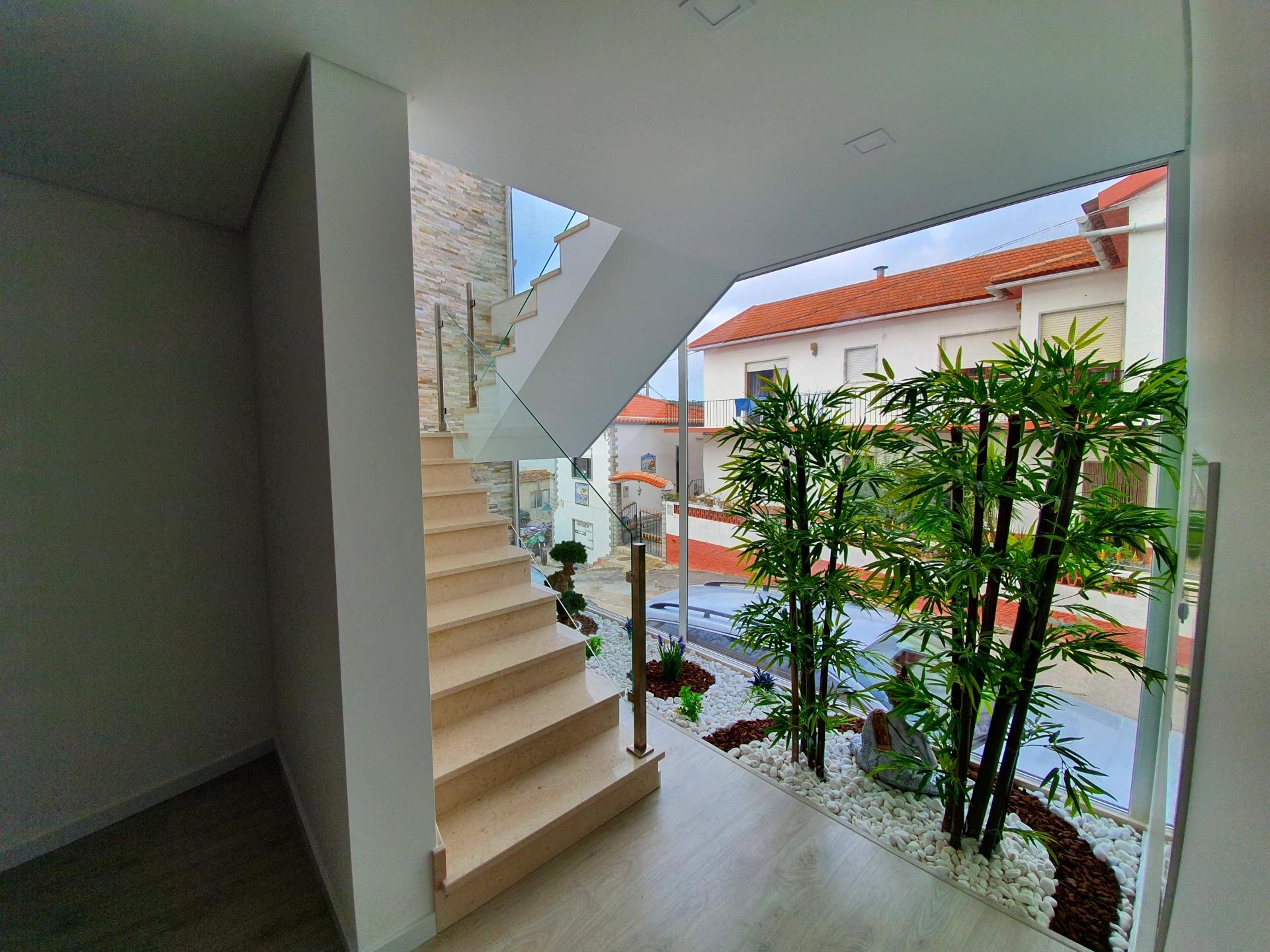 Maximize o conforto e economize energia Ilustração do interior de uma casa eficiente